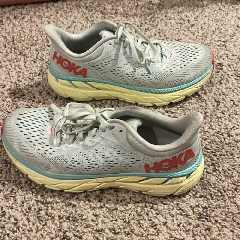 HOKA CLIFTON WOMENS SIZE 8